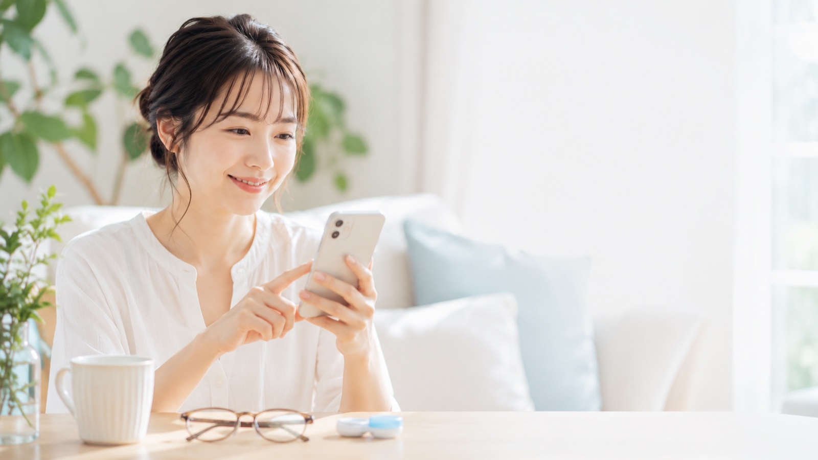 スマホで無料検査を調べる女性